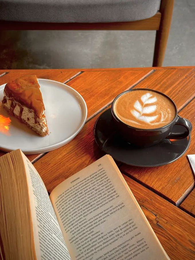 Porción de torta con café con leche